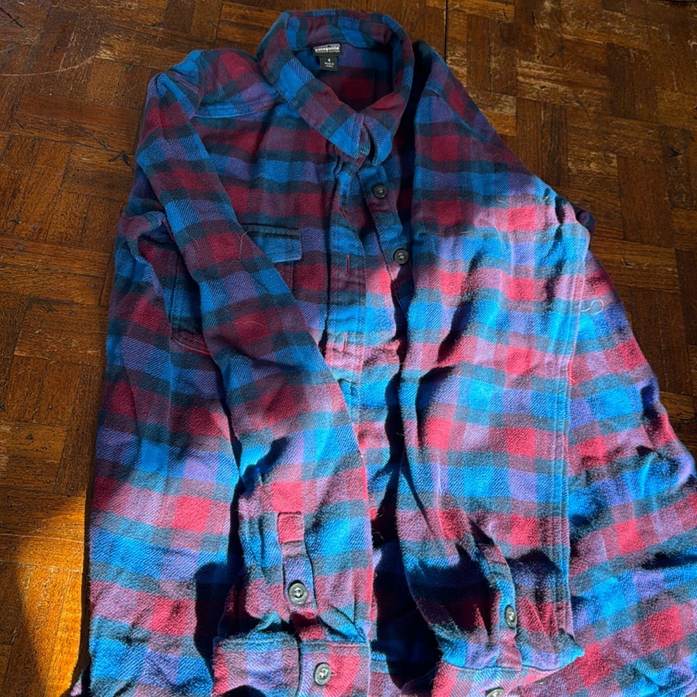 Women’s Patagonia size 4 flannel button down